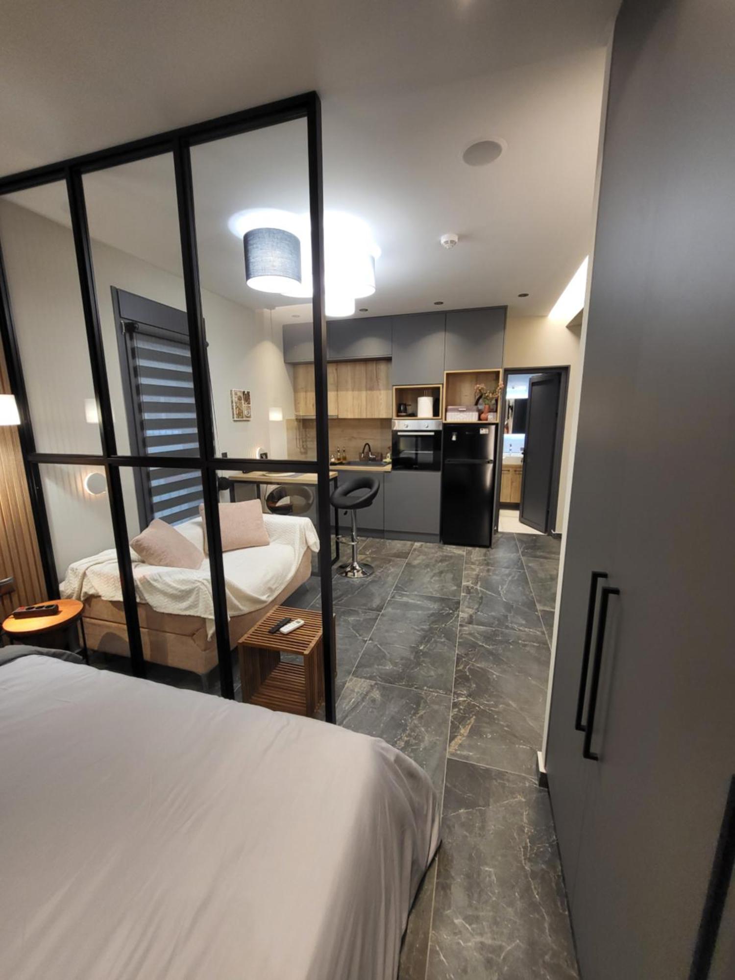 Modern In Center, Near Elia Square Apartment *